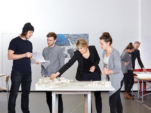 Dieses Bild zeigt den Ausstellungsraum für Modelle des Fachbereichs Architektur.